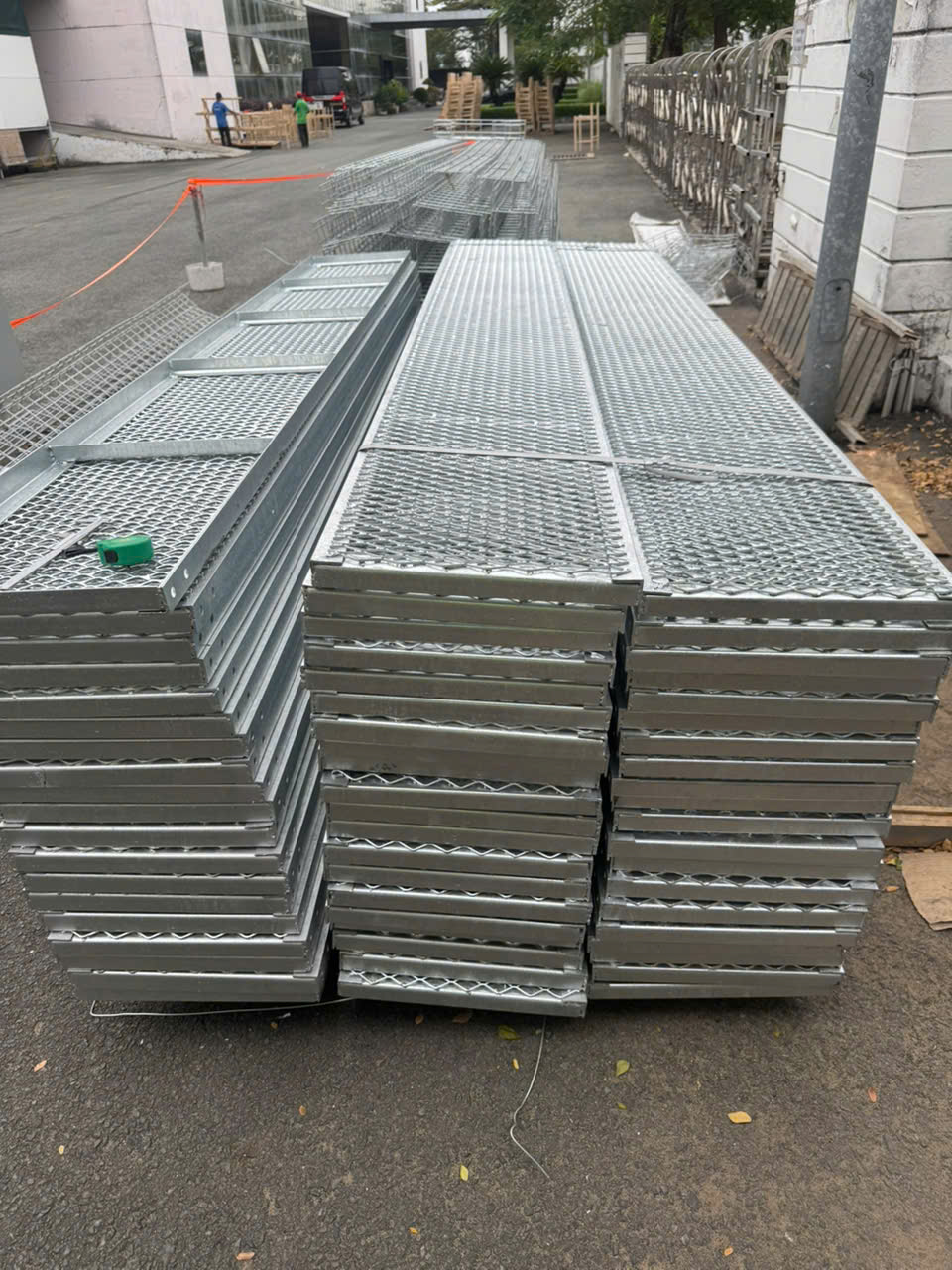 SÀN THAO TÁC LƯỚI MẮT CÁO